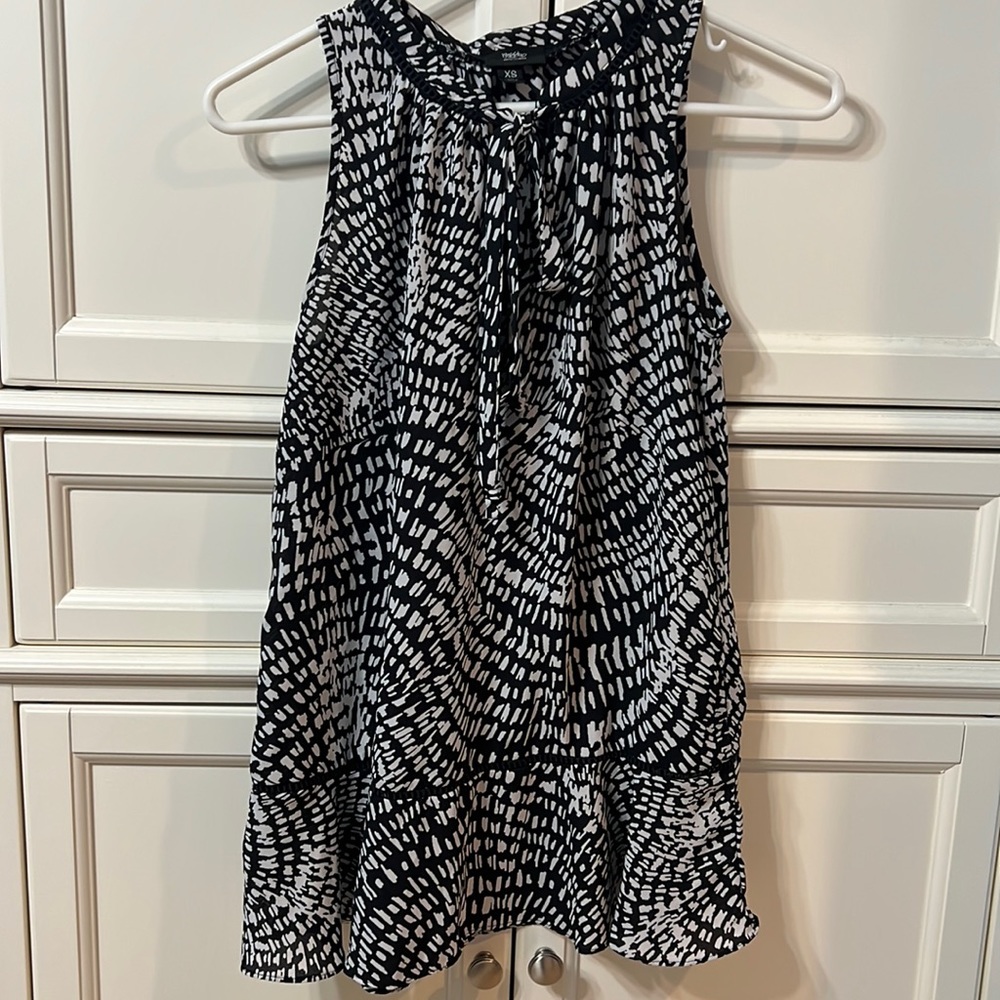 Mossimo Black & White sleeveless blouse. Womens size XS.